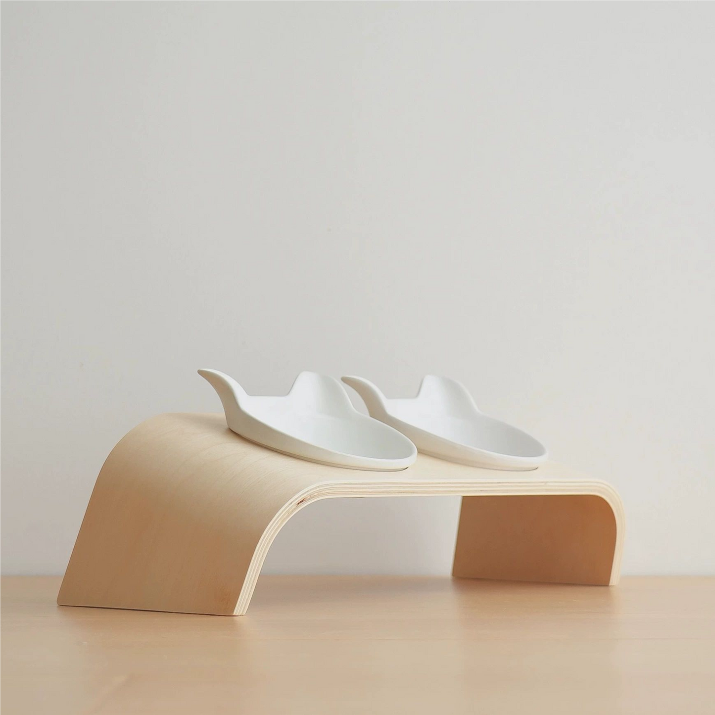 MUJI-style pet cat and dog bowl rack.