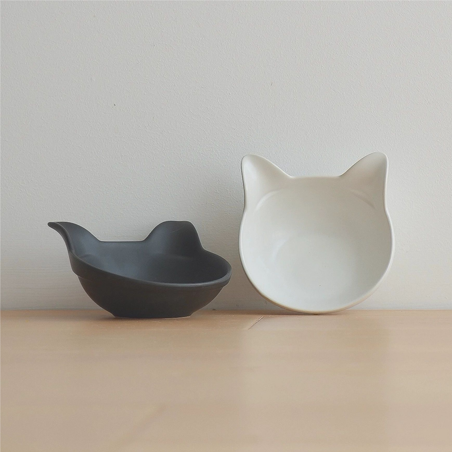 MUJI-style pet cat and dog bowl rack.